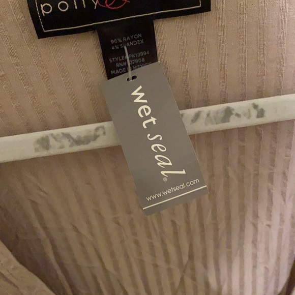 Cute “wrap” top - Picture 3 of 3